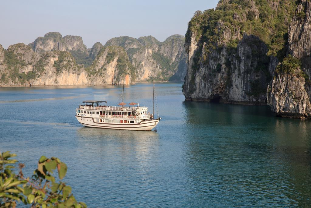 Garden Bay Luxury Cruise Hotel Ha Long Bagian luar foto