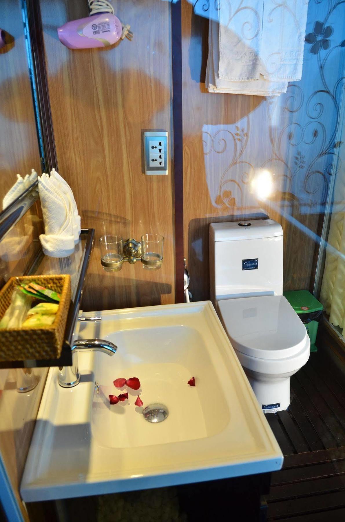 Garden Bay Luxury Cruise Hotel Ha Long Bagian luar foto
