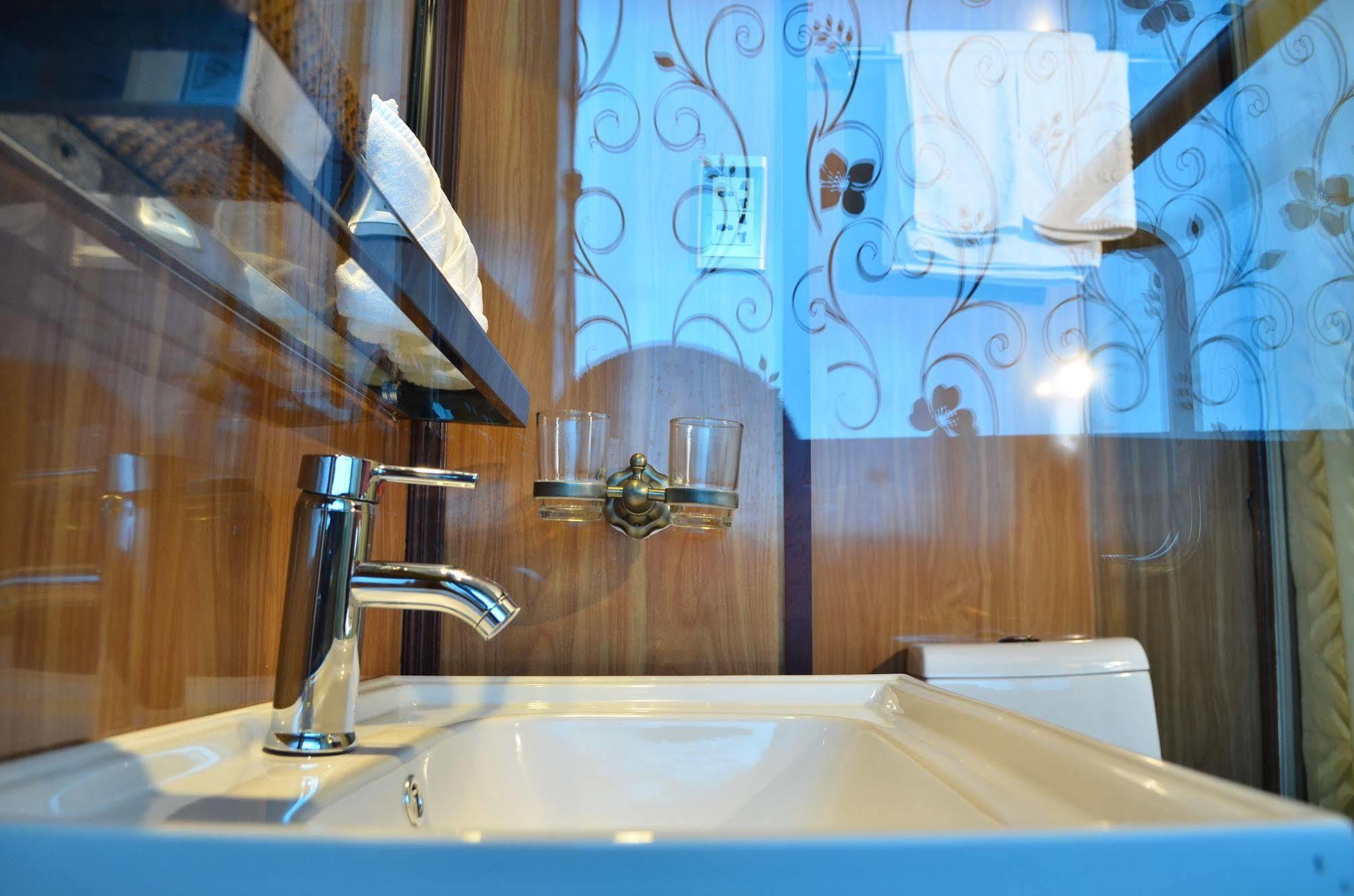 Garden Bay Luxury Cruise Hotel Ha Long Bagian luar foto