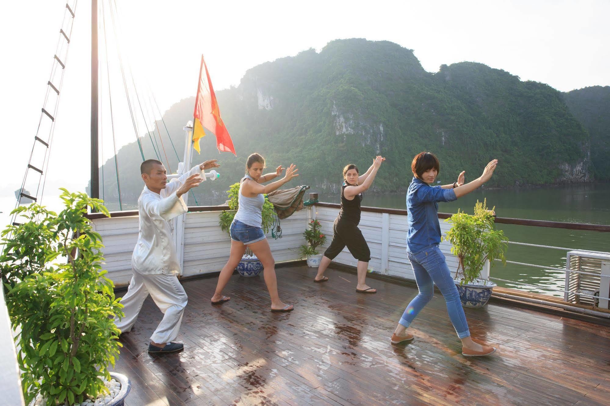 Garden Bay Luxury Cruise Hotel Ha Long Bagian luar foto