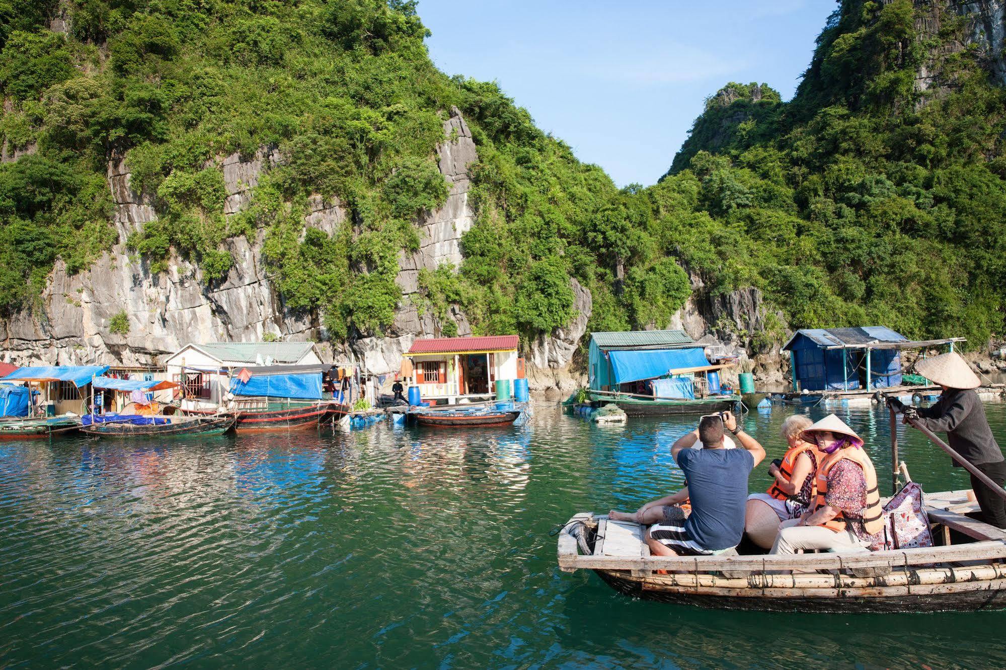Garden Bay Luxury Cruise Hotel Ha Long Bagian luar foto