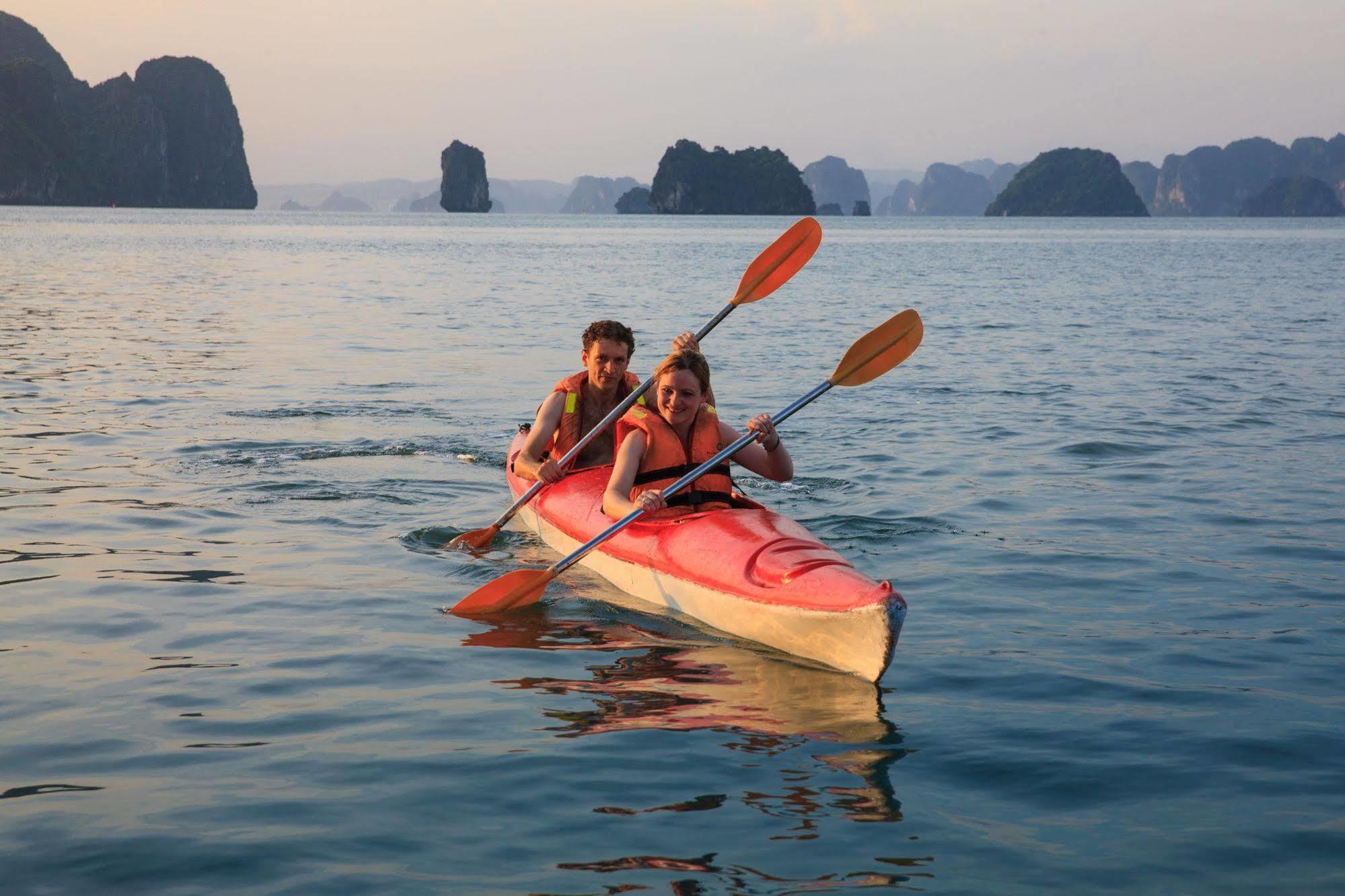Garden Bay Luxury Cruise Hotel Ha Long Bagian luar foto