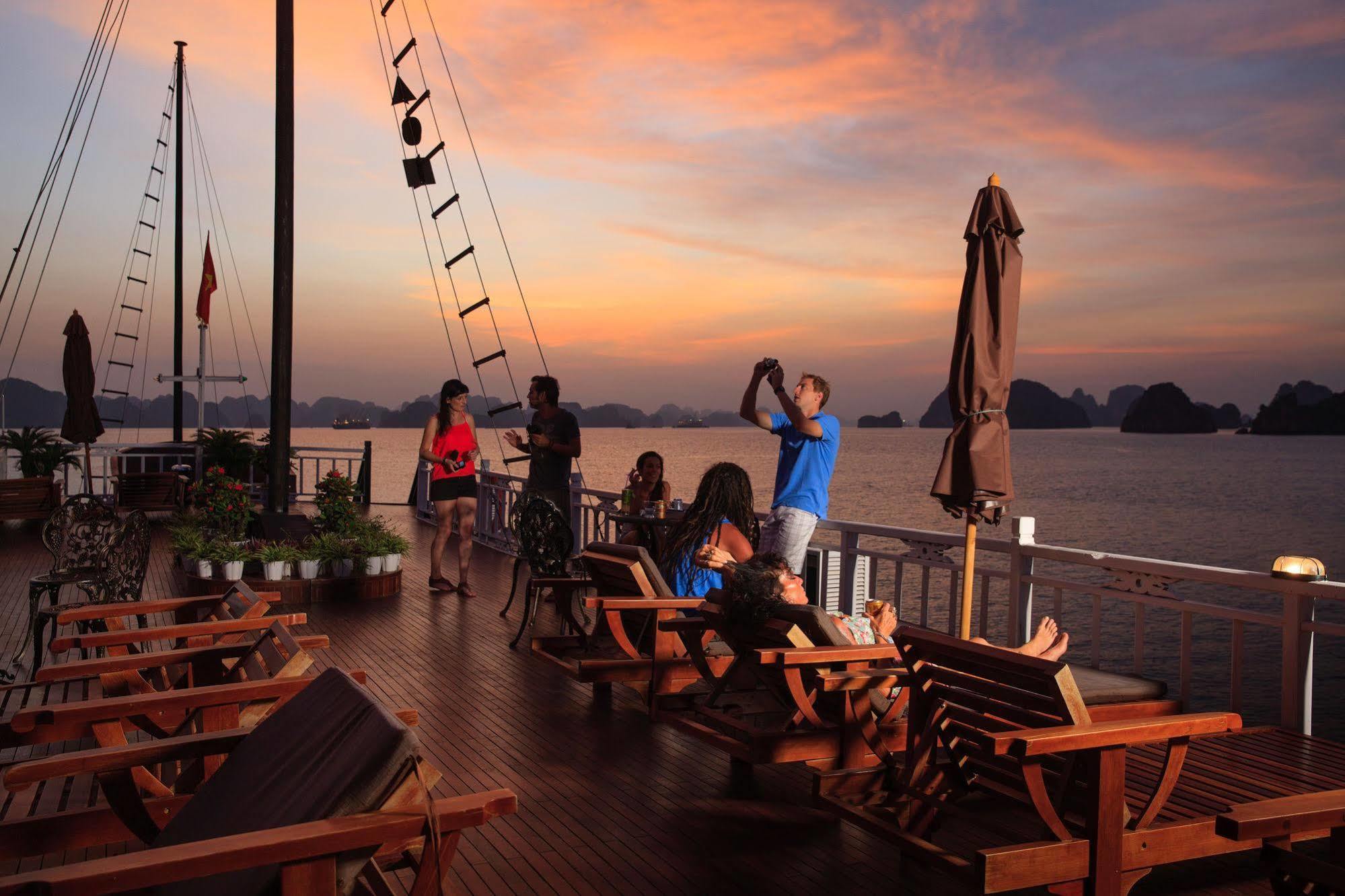Garden Bay Luxury Cruise Hotel Ha Long Bagian luar foto
