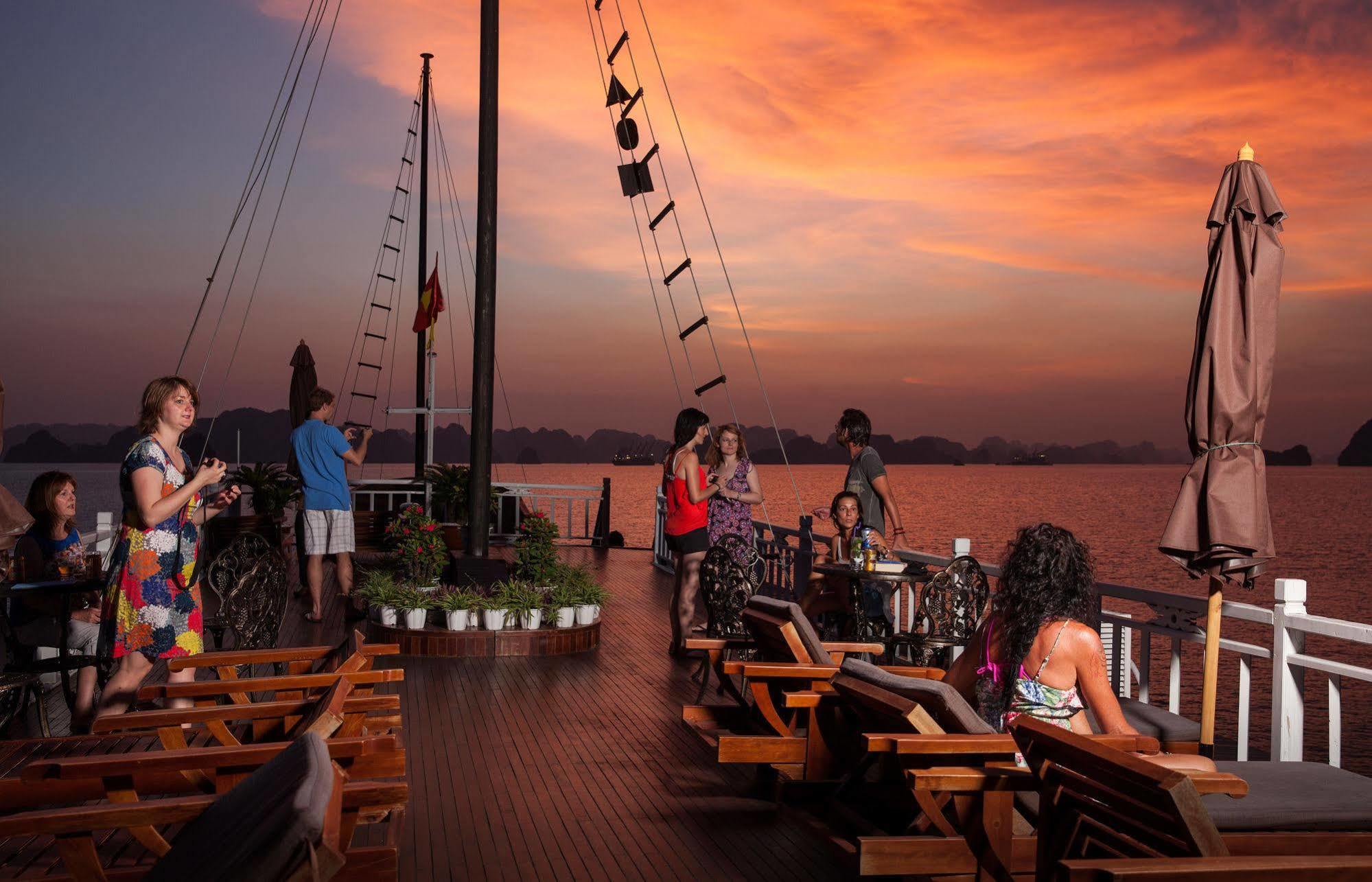 Garden Bay Luxury Cruise Hotel Ha Long Bagian luar foto